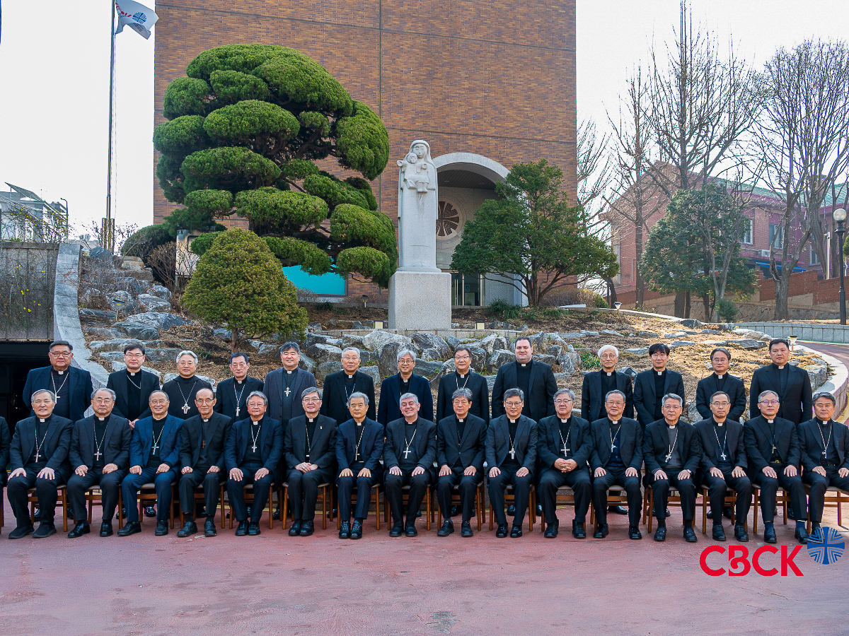 Les évêques sud-coréens avec Mgr Giovanni Gaspari, nonce apostolique, le 10 mars lors de l’ouverture de leur assemblée plénière de printemps. © cbck.or.kr