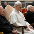 Le pape Léon écoute le sermon de Carême du père Pasolini © Vatican Media