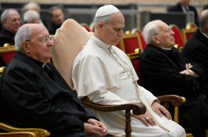 Le pape Léon écoute le sermon de Carême du père Pasolini © Vatican Media