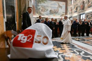 Discours du pape Léon XIV aux membres de la rédaction du TG2 de la RAI-Radio-télévision italienne à l'occasion des ses 50 ans de fondation, avec leurs familles, 16 mars 2026 © Vatican Media
