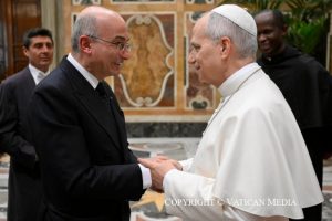 Discours du pape Léon XIV aux membres de la rédaction du TG2 de la RAI-Radio-télévision italienne à l'occasion des ses 50 ans de fondation, avec leurs familles, 16 mars 2026 © Vatican Media
