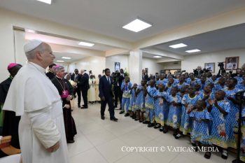 Yaoundé : le pape Léon XIV auprès des enfants de l’orphelinat Ngul Zamba © Vatican Media