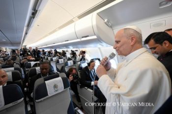 Paroles du Saint-Père aux journalistes pendant le vol vers Luanda, 18 avril 2026 © Vatican Media