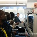 En route vers Malabo, Léon XIV a répondu aux journalistes, 20 avril 2026 © Vatican Media