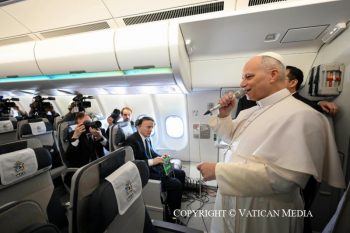 Paroles du Saint-Père aux journalistes pendant le vol pour Yaoundé, 15 avril 2026 © Vatican Media