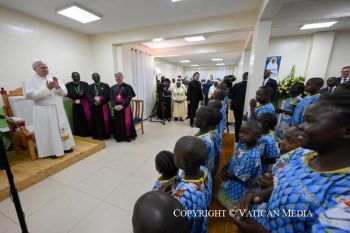 Yaoundé : le pape Léon XIV auprès des enfants de l’orphelinat Ngul Zamba © Vatican Media
