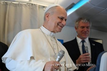 En route vers Malabo, Léon XIV a répondu aux journalistes, 20 avril 2026 © Vatican Media 