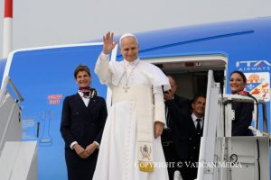 Salut aux journalistes sur le vol vers Alger, 13 avril 2026 © Vatican Media 