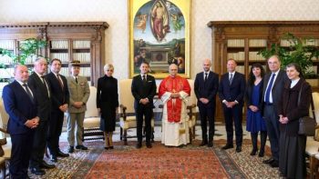Charles Personnaz (3e à gauche), le 10 avril 2026 au Vatican © Vatican Media