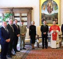 Charles Personnaz (3e à gauche), le 10 avril 2026 au Vatican © Vatican Media