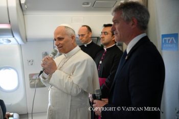 En route vers Malabo, Léon XIV a répondu aux journalistes, 20 avril 2026 © Vatican Media 