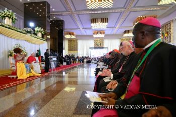 Rencontre avec les autorités, la société civile et le corps diplomatique au Cameroun, 15 avril 2026 © Vatican Media 