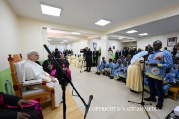 Yaoundé : le pape Léon XIV auprès des enfants de l’orphelinat Ngul Zamba © Vatican Media