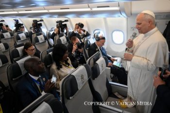 En route vers Malabo, Léon XIV a répondu aux journalistes, 20 avril 2026 © Vatican Media 