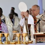 Douala : Léon XIV fait de l’Eucharistie un appel au partage et à la responsabilité – 9 titres, vendredi 17 avril 2026