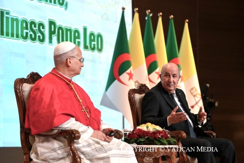 Le pape avec le président algérien Tebboune, juste avant les tentatives d'attaques terroristes © Vatican Media 