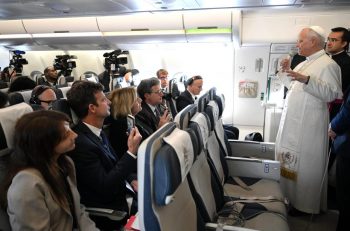 Dans l'avion reliant Malabo à Rome, 23 avril 2026 © Vatican Media