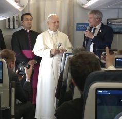 Avec son secrétaire particulier Mgr Rimaycuna Inga (à gauche) et Matteo Bruni, directeur du Bureau de presse du Vatican (à droite) © Vatican Media
