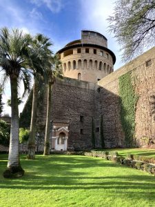 La tour Saint-Jean dans les jardins du Vatican, où se trouve le Secrétariat pour l'économie © Anne van Merris 