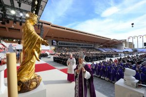 La messe dans le stade Louis II devant 15 000 fidèles © Vatican Media 