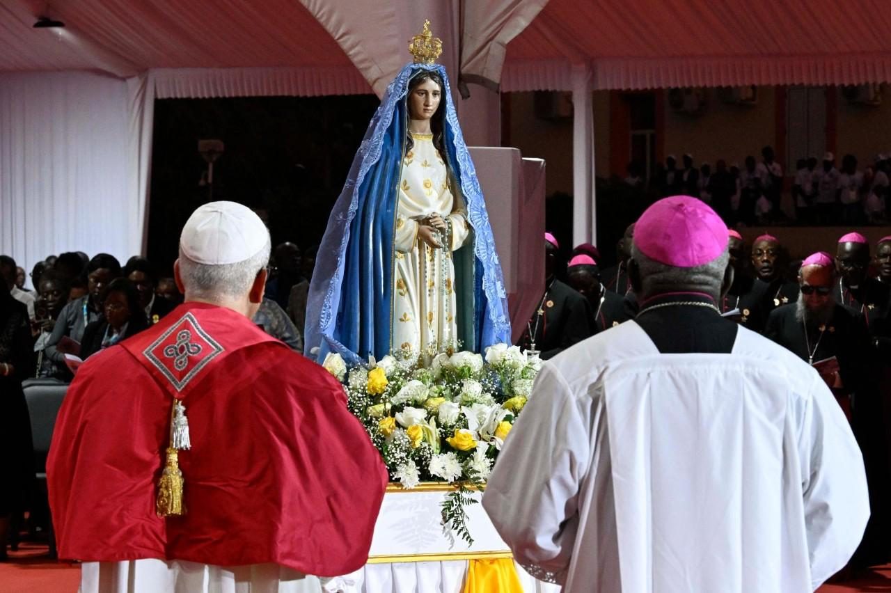 « Le rosaire nous engage à aimer chaque personne d’un cœur de mère » © Vatican Media