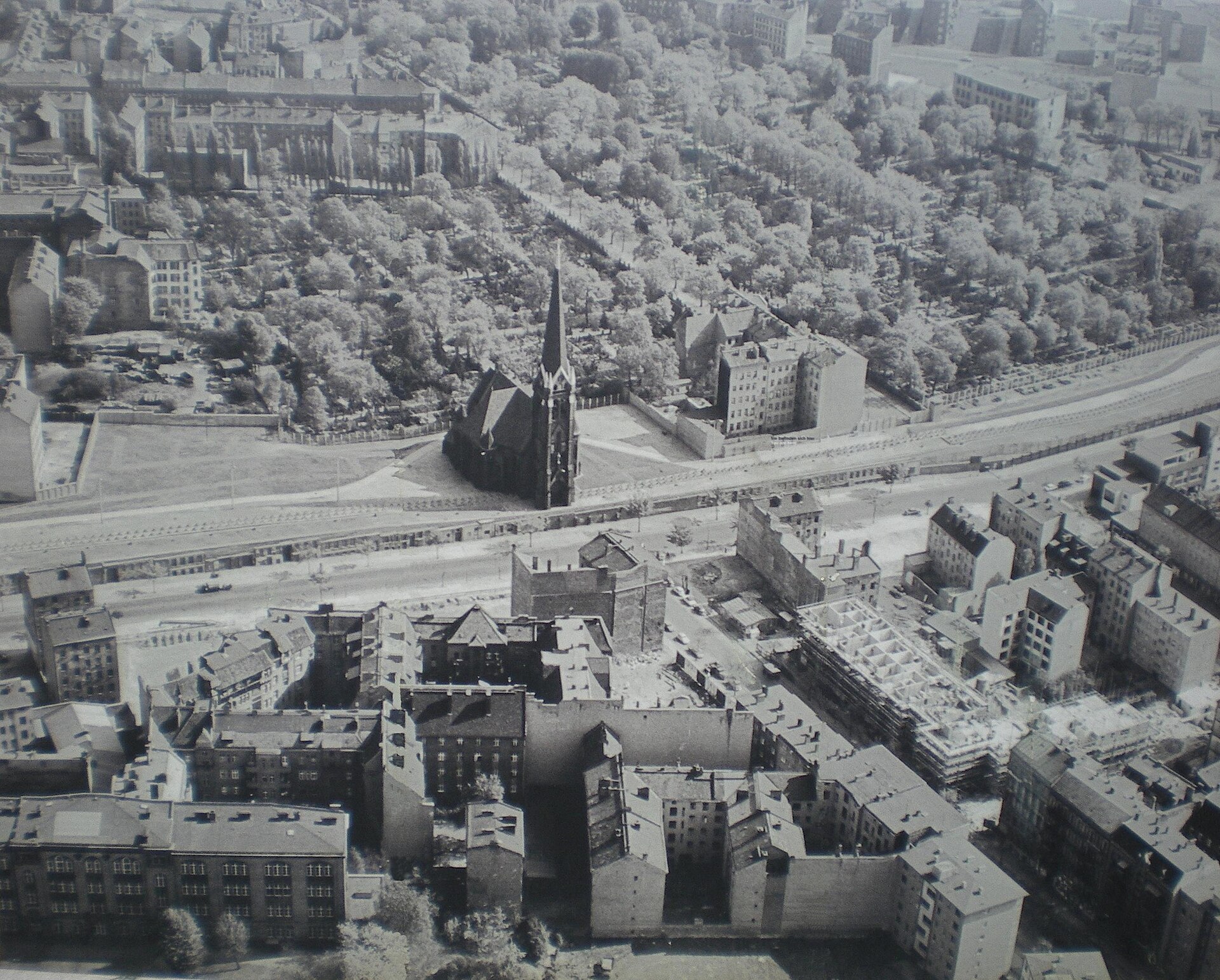 L’église de la Réconciliation à Berlin, jouxtant le Mur (la zone de la mort), fut détruite sur ordre du gouvernement de la RDA en janvier 1985 © Wikipedia