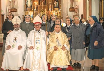 P. Juan Daza Jara (chasuble dorée) ordonné prêtre à 64 ans © donorione.cl