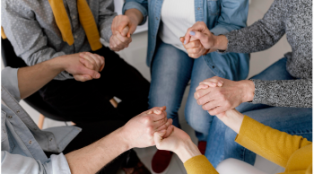 La participation hebdomadaire à des offices religieux est associée à une réduction de 18 % de la consommation d'alcool, de drogues et d'autres substances nocives. La spiritualité comme facteur de protection : de nouvelles données confirment le rôle de la religion dans la lutte contre la dépendance | ZENIT - Français