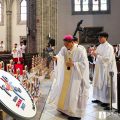 Le 19 avril, Mgr Pierre Chung Soon-taick, archevêque de Séoul, bénit 300 sculptures en bois du logo des JMJ de Séoul, au nom de chaque paroisse de l’archidiocèse. © Archidiocèse de Séoul
