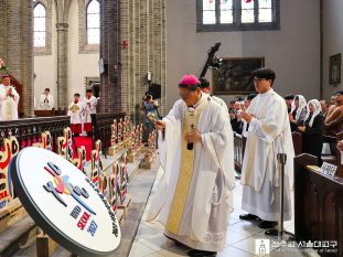 Le 19 avril, Mgr Pierre Chung Soon-taick, archevêque de Séoul, bénit 300 sculptures en bois du logo des JMJ de Séoul, au nom de chaque paroisse de l’archidiocèse. © Archidiocèse de Séoul