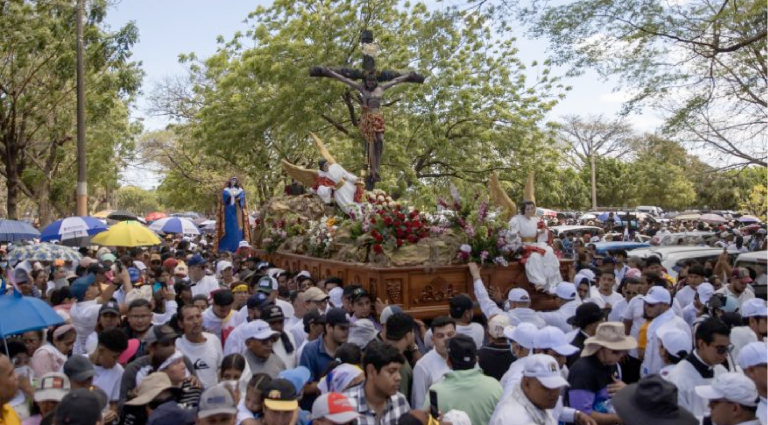 Des fidèles participent au Chemin de Croix de la Semaine Sainte, le 3 avril 2026, à la cathédrale de Managua © EFE/STR