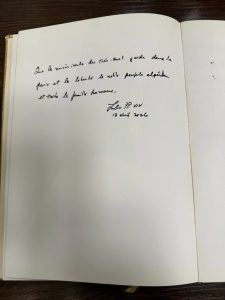 Signature dans le livre d'or lors de la visite à la Grande Mosquée d'Alger, 13 avril 2026 © Vatican Media 