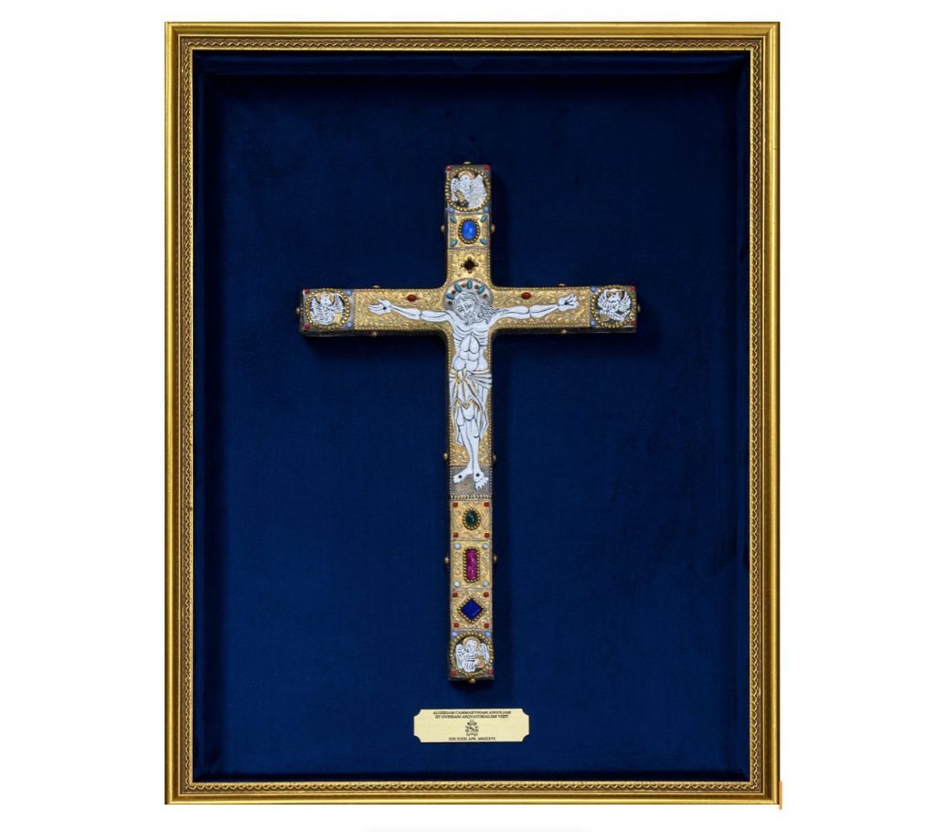 Croix offerte à la communauté des Sœurs Missionnaires augustines à Bab El Oued © Vatican Media