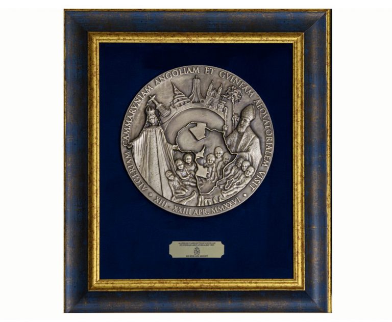 Une médaille pour célébrer un voyage de communion en Afrique