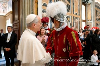 DISCOURS DU SAINT-PÈRE LÉON XIV
  AUX GARDIENS SUISSES ET À LEURS FAMILLES
Salle Clémentine
Jeudi 7 mai 2026
[Multimédia]
________________________
Au nom du Père, du Fils et du Saint-Esprit.
Que la paix soit avec vous !
Chers frères et sœurs, bonjour et bienvenue !
Willkommen et bienvenus !
J’adresse mes salutations au commandant, aux officiers et à tous les membres de la Garde suisse pontificale, et je suis heureux d’accueillir les familles venues pour la cérémonie du serment. Je salue également avec gratitude les autorités civiles et militaires présentes.
Cette journée est l’occasion d’exprimer ma reconnaissance à la nation helvétique, d’où proviennent les jeunes recrues qui se mettent avec joie au service du Pape. Ils font la fierté de votre pays et apportent au Vatican les valeurs culturelles et spirituelles dans lesquelles ils ont grandi.
Cette rencontre traditionnelle est le moment propice pour exprimer toute ma gratitude pour le service des Gardes, service humble et discret que vous accomplissez jour et nuit. Je tiens également à remercier vos familles qui vous ont accompagnés tout au long du chemin qui vous a menés jusqu’ici. Or, les joies et les épreuves que vous vivez ensemble, ainsi que la force des amitiés qui se nouent entre vous, forgent votre âme au sens de l’honneur et du devoir qui s’exprime à travers le don de la vie pour le service et la protection du Successeur de Pierre.
Chers Gardes, vous accomplissez votre mission aux portes de l’État du Vatican ainsi qu’à l’intérieur du Palais apostolique ou des basiliques majeures. Ces lieux, riches d’histoire et de foi, vous invitent à la réflexion et à la prière. En effet, tandis que vous êtes à votre poste de garde, vous pouvez vous émerveiller devant la beauté qui s’offre à vos yeux. Cette beauté vient de Dieu et conduit à Dieu, le Père du Beau et du Bon. Votre mission, qui est avant tout militaire, est toutefois indissociable de la vocation à la sainteté de tout baptisé.
Je suis donc convaincu que votre décision de consacrer quelques années de votre vie au service du Pape et du Saint-Siège s’inscrit dans un cheminement personnel de foi. Plus que des soldats, vous êtes des serviteurs qui, à l’image du Christ, allez à la rencontre de ceux qui ont besoin de votre aide : non seulement les membres de la Curie ou les fonctionnaires en visite au Vatican, mais aussi les pèlerins et les touristes. Gardez toujours à l’esprit ces paroles de Jésus : « Tout ce que vous avez fait à l’un de ces plus petits de mes frères, c’est à moi que vous l’avez fait » (Mt 25, 40).
Les gardes de nuit, dans le silence et la solitude, succèdent à l’agitation des gardes de jour, durant lesquelles vous devez prêter attention à tout et à tous. Elles peuvent être pour vous des moments propices pour nourrir votre âme par des lectures et des méditations qui vous offrent l’occasion de rencontrer le Maître intérieur, et de formuler cette prière de saint Nicolas de Flüe : « Mon Seigneur et mon Dieu, enlève-moi tout ce qui m’empêche de venir à Toi ; donne-moi tout ce qui me conduira jusqu’à Toi ; prends-moi à moi et donne-moi tout à Toi, afin que je T’appartienne totalement ».
Chers Gardes, ensemble vous formez un Corps, celui de la Garde suisse pontificale, forts de vos qualités, de vos diversités et de vos caractères respectifs. La vie en caserne est un lieu privilégié pour développer les vertus humaines du service du prochain, de la générosité et de l’humilité. À travers la solidarité fraternelle qui caractérise vos relations, vous construirez un climat d’harmonie et de joie au sein de la Garde, qui se reflétera sur tous ceux que vous rencontrerez. Je vous encourage à persévérer sur cette voie, souvent exigeante, mais qui porte ses fruits.
Je renouvelle à toute la Garde ma gratitude pour le service diligent et généreux dont je suis témoin chaque jour. Je vous confie tous, ici présents, à la protection maternelle de la Vierge Marie, de saint Martin de Tours, de saint Sébastien et de saint Nicolas de Flüe, vos saints patrons, et je vous donne de tout cœur la bénédiction apostolique.
Merci ! Vielen Dank et merci beaucoup !
Le Saint-Père donne la bénédiction et ajoute :
Bien. Meilleurs vœux. Nous allons maintenant saluer chaque famille et ce sera un plaisir, ainsi, de vous connaître et de vous remercier personnellement. Meilleurs vœux.
Copyright © Dicastère pour la communication - Libreria Editrice Vaticana