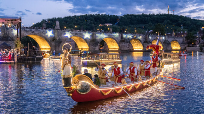 Le Bissona Praga Nepomuceno sur la Vltava lors des fêtes de la Saint-Jean Navalis © katolickenoviny.cz