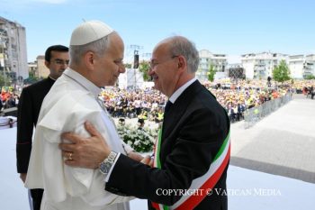 Discours du pape Léon XIV lors de la Rencontre avec les maires et les fidèles des différentes communes de la « Terre des Feux », 23 mai 2026 © Vatican Media