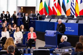 Le cardinal secrétaire d'État de Sa Sainteté reçoit l'Ordre européen du Mérite au Parlement européen. Strasbourg, 19 mai 2026. (Photo : EP)