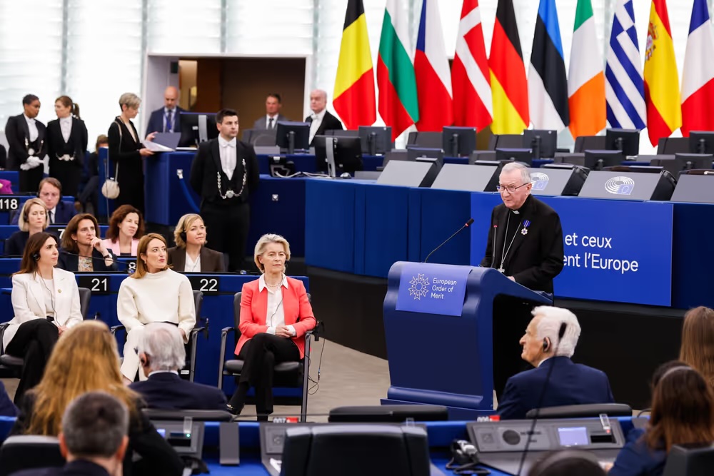 Le cardinal secrétaire d'État de Sa Sainteté reçoit l'Ordre européen du Mérite au Parlement européen. Strasbourg, 19 mai 2026. (Photo : EP)