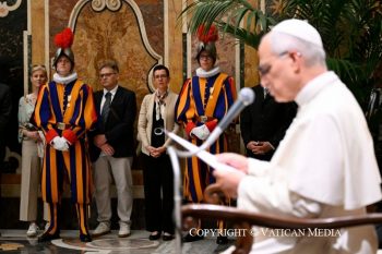 DISCOURS DU SAINT-PÈRE LÉON XIV
  AUX GARDIENS SUISSES ET À LEURS FAMILLES
Salle Clémentine
Jeudi 7 mai 2026
[Multimédia]
________________________
Au nom du Père, du Fils et du Saint-Esprit.
Que la paix soit avec vous !
Chers frères et sœurs, bonjour et bienvenue !
Willkommen et bienvenus !
J’adresse mes salutations au commandant, aux officiers et à tous les membres de la Garde suisse pontificale, et je suis heureux d’accueillir les familles venues pour la cérémonie du serment. Je salue également avec gratitude les autorités civiles et militaires présentes.
Cette journée est l’occasion d’exprimer ma reconnaissance à la nation helvétique, d’où proviennent les jeunes recrues qui se mettent avec joie au service du Pape. Ils font la fierté de votre pays et apportent au Vatican les valeurs culturelles et spirituelles dans lesquelles ils ont grandi.
Cette rencontre traditionnelle est le moment propice pour exprimer toute ma gratitude pour le service des Gardes, service humble et discret que vous accomplissez jour et nuit. Je tiens également à remercier vos familles qui vous ont accompagnés tout au long du chemin qui vous a menés jusqu’ici. Or, les joies et les épreuves que vous vivez ensemble, ainsi que la force des amitiés qui se nouent entre vous, forgent votre âme au sens de l’honneur et du devoir qui s’exprime à travers le don de la vie pour le service et la protection du Successeur de Pierre.
Chers Gardes, vous accomplissez votre mission aux portes de l’État du Vatican ainsi qu’à l’intérieur du Palais apostolique ou des basiliques majeures. Ces lieux, riches d’histoire et de foi, vous invitent à la réflexion et à la prière. En effet, tandis que vous êtes à votre poste de garde, vous pouvez vous émerveiller devant la beauté qui s’offre à vos yeux. Cette beauté vient de Dieu et conduit à Dieu, le Père du Beau et du Bon. Votre mission, qui est avant tout militaire, est toutefois indissociable de la vocation à la sainteté de tout baptisé.
Je suis donc convaincu que votre décision de consacrer quelques années de votre vie au service du Pape et du Saint-Siège s’inscrit dans un cheminement personnel de foi. Plus que des soldats, vous êtes des serviteurs qui, à l’image du Christ, allez à la rencontre de ceux qui ont besoin de votre aide : non seulement les membres de la Curie ou les fonctionnaires en visite au Vatican, mais aussi les pèlerins et les touristes. Gardez toujours à l’esprit ces paroles de Jésus : « Tout ce que vous avez fait à l’un de ces plus petits de mes frères, c’est à moi que vous l’avez fait » (Mt 25, 40).
Les gardes de nuit, dans le silence et la solitude, succèdent à l’agitation des gardes de jour, durant lesquelles vous devez prêter attention à tout et à tous. Elles peuvent être pour vous des moments propices pour nourrir votre âme par des lectures et des méditations qui vous offrent l’occasion de rencontrer le Maître intérieur, et de formuler cette prière de saint Nicolas de Flüe : « Mon Seigneur et mon Dieu, enlève-moi tout ce qui m’empêche de venir à Toi ; donne-moi tout ce qui me conduira jusqu’à Toi ; prends-moi à moi et donne-moi tout à Toi, afin que je T’appartienne totalement ».
Chers Gardes, ensemble vous formez un Corps, celui de la Garde suisse pontificale, forts de vos qualités, de vos diversités et de vos caractères respectifs. La vie en caserne est un lieu privilégié pour développer les vertus humaines du service du prochain, de la générosité et de l’humilité. À travers la solidarité fraternelle qui caractérise vos relations, vous construirez un climat d’harmonie et de joie au sein de la Garde, qui se reflétera sur tous ceux que vous rencontrerez. Je vous encourage à persévérer sur cette voie, souvent exigeante, mais qui porte ses fruits.
Je renouvelle à toute la Garde ma gratitude pour le service diligent et généreux dont je suis témoin chaque jour. Je vous confie tous, ici présents, à la protection maternelle de la Vierge Marie, de saint Martin de Tours, de saint Sébastien et de saint Nicolas de Flüe, vos saints patrons, et je vous donne de tout cœur la bénédiction apostolique.
Merci ! Vielen Dank et merci beaucoup !
Le Saint-Père donne la bénédiction et ajoute :
Bien. Meilleurs vœux. Nous allons maintenant saluer chaque famille et ce sera un plaisir, ainsi, de vous connaître et de vous remercier personnellement. Meilleurs vœux.
Copyright © Dicastère pour la communication - Libreria Editrice Vaticana