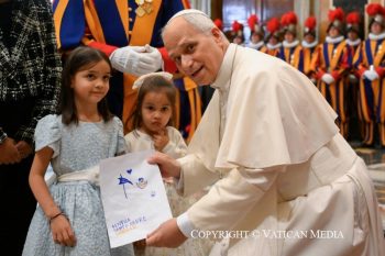 DISCOURS DU SAINT-PÈRE LÉON XIV
  AUX GARDIENS SUISSES ET À LEURS FAMILLES
Salle Clémentine
Jeudi 7 mai 2026
[Multimédia]
________________________
Au nom du Père, du Fils et du Saint-Esprit.
Que la paix soit avec vous !
Chers frères et sœurs, bonjour et bienvenue !
Willkommen et bienvenus !
J’adresse mes salutations au commandant, aux officiers et à tous les membres de la Garde suisse pontificale, et je suis heureux d’accueillir les familles venues pour la cérémonie du serment. Je salue également avec gratitude les autorités civiles et militaires présentes.
Cette journée est l’occasion d’exprimer ma reconnaissance à la nation helvétique, d’où proviennent les jeunes recrues qui se mettent avec joie au service du Pape. Ils font la fierté de votre pays et apportent au Vatican les valeurs culturelles et spirituelles dans lesquelles ils ont grandi.
Cette rencontre traditionnelle est le moment propice pour exprimer toute ma gratitude pour le service des Gardes, service humble et discret que vous accomplissez jour et nuit. Je tiens également à remercier vos familles qui vous ont accompagnés tout au long du chemin qui vous a menés jusqu’ici. Or, les joies et les épreuves que vous vivez ensemble, ainsi que la force des amitiés qui se nouent entre vous, forgent votre âme au sens de l’honneur et du devoir qui s’exprime à travers le don de la vie pour le service et la protection du Successeur de Pierre.
Chers Gardes, vous accomplissez votre mission aux portes de l’État du Vatican ainsi qu’à l’intérieur du Palais apostolique ou des basiliques majeures. Ces lieux, riches d’histoire et de foi, vous invitent à la réflexion et à la prière. En effet, tandis que vous êtes à votre poste de garde, vous pouvez vous émerveiller devant la beauté qui s’offre à vos yeux. Cette beauté vient de Dieu et conduit à Dieu, le Père du Beau et du Bon. Votre mission, qui est avant tout militaire, est toutefois indissociable de la vocation à la sainteté de tout baptisé.
Je suis donc convaincu que votre décision de consacrer quelques années de votre vie au service du Pape et du Saint-Siège s’inscrit dans un cheminement personnel de foi. Plus que des soldats, vous êtes des serviteurs qui, à l’image du Christ, allez à la rencontre de ceux qui ont besoin de votre aide : non seulement les membres de la Curie ou les fonctionnaires en visite au Vatican, mais aussi les pèlerins et les touristes. Gardez toujours à l’esprit ces paroles de Jésus : « Tout ce que vous avez fait à l’un de ces plus petits de mes frères, c’est à moi que vous l’avez fait » (Mt 25, 40).
Les gardes de nuit, dans le silence et la solitude, succèdent à l’agitation des gardes de jour, durant lesquelles vous devez prêter attention à tout et à tous. Elles peuvent être pour vous des moments propices pour nourrir votre âme par des lectures et des méditations qui vous offrent l’occasion de rencontrer le Maître intérieur, et de formuler cette prière de saint Nicolas de Flüe : « Mon Seigneur et mon Dieu, enlève-moi tout ce qui m’empêche de venir à Toi ; donne-moi tout ce qui me conduira jusqu’à Toi ; prends-moi à moi et donne-moi tout à Toi, afin que je T’appartienne totalement ».
Chers Gardes, ensemble vous formez un Corps, celui de la Garde suisse pontificale, forts de vos qualités, de vos diversités et de vos caractères respectifs. La vie en caserne est un lieu privilégié pour développer les vertus humaines du service du prochain, de la générosité et de l’humilité. À travers la solidarité fraternelle qui caractérise vos relations, vous construirez un climat d’harmonie et de joie au sein de la Garde, qui se reflétera sur tous ceux que vous rencontrerez. Je vous encourage à persévérer sur cette voie, souvent exigeante, mais qui porte ses fruits.
Je renouvelle à toute la Garde ma gratitude pour le service diligent et généreux dont je suis témoin chaque jour. Je vous confie tous, ici présents, à la protection maternelle de la Vierge Marie, de saint Martin de Tours, de saint Sébastien et de saint Nicolas de Flüe, vos saints patrons, et je vous donne de tout cœur la bénédiction apostolique.
Merci ! Vielen Dank et merci beaucoup !
Le Saint-Père donne la bénédiction et ajoute :
Bien. Meilleurs vœux. Nous allons maintenant saluer chaque famille et ce sera un plaisir, ainsi, de vous connaître et de vous remercier personnellement. Meilleurs vœux.
Copyright © Dicastère pour la communication - Libreria Editrice Vaticana