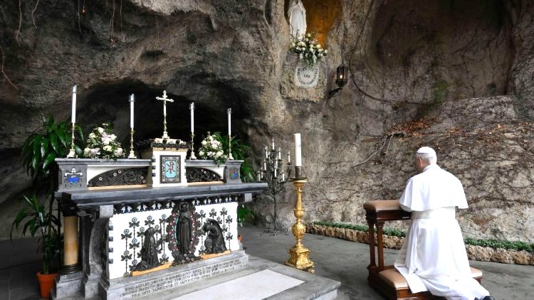 Le pape en prière devant la grotte de Lourdes dans les jardins du Vatican © Vatican Media