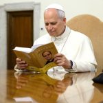 Le pape découvrant le livre regroupant ses écrits en tant que prieur général des Augustins © Vatican Media