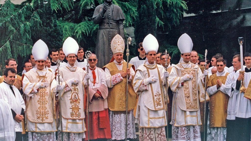 Mgr Lefebvre et les 4 évêques ordonnés ont été excommuniés le 1er juillet 1988 © fsspx.news