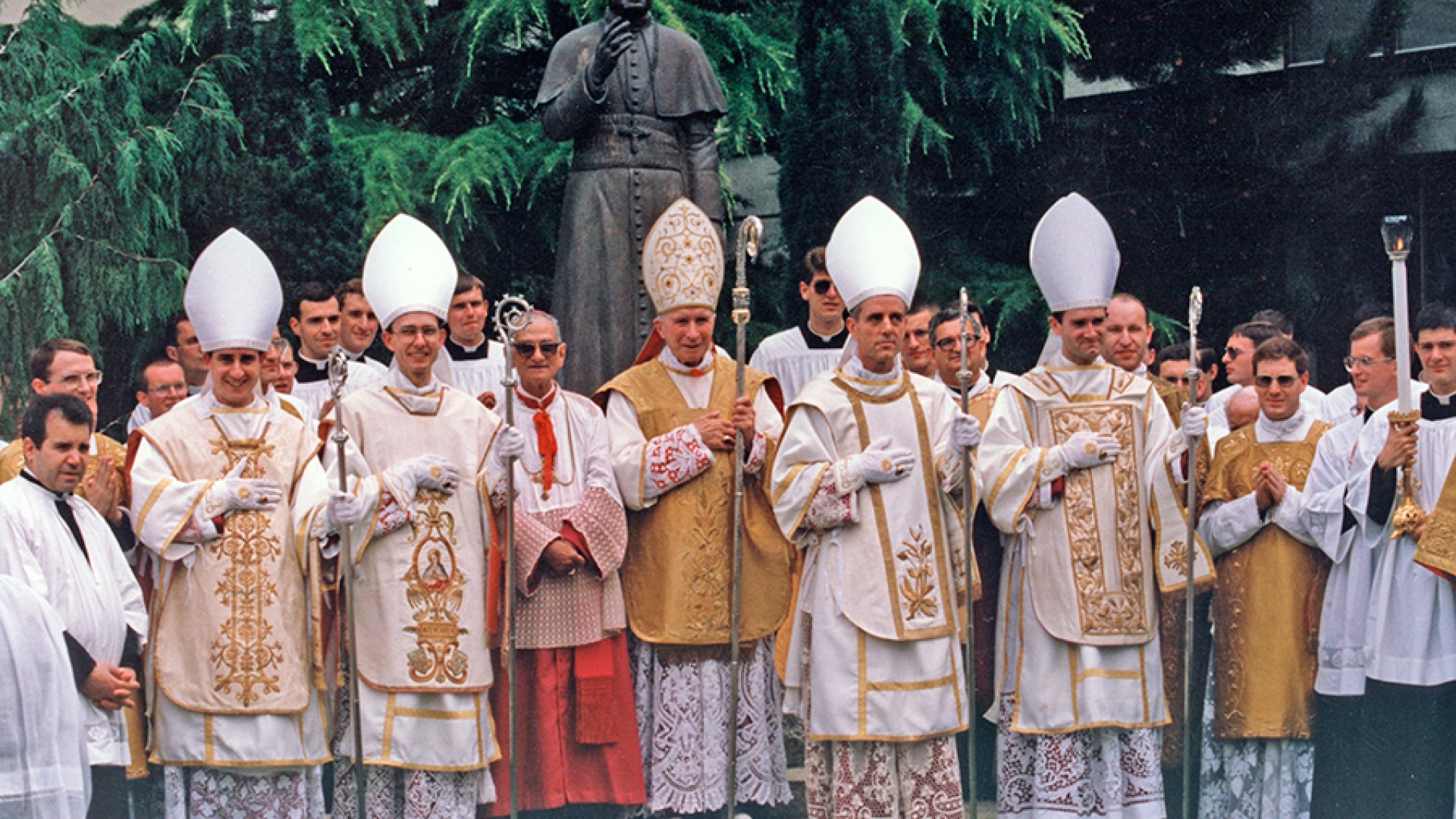 Mgr Lefebvre et les 4 évêques ordonnés ont été excommuniés le 1er juillet 1988 © fsspx.news