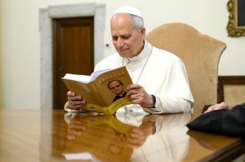 Le pape découvrant le livre regroupant ses écrits en tant que prieur général des Augustins © Vatican Media