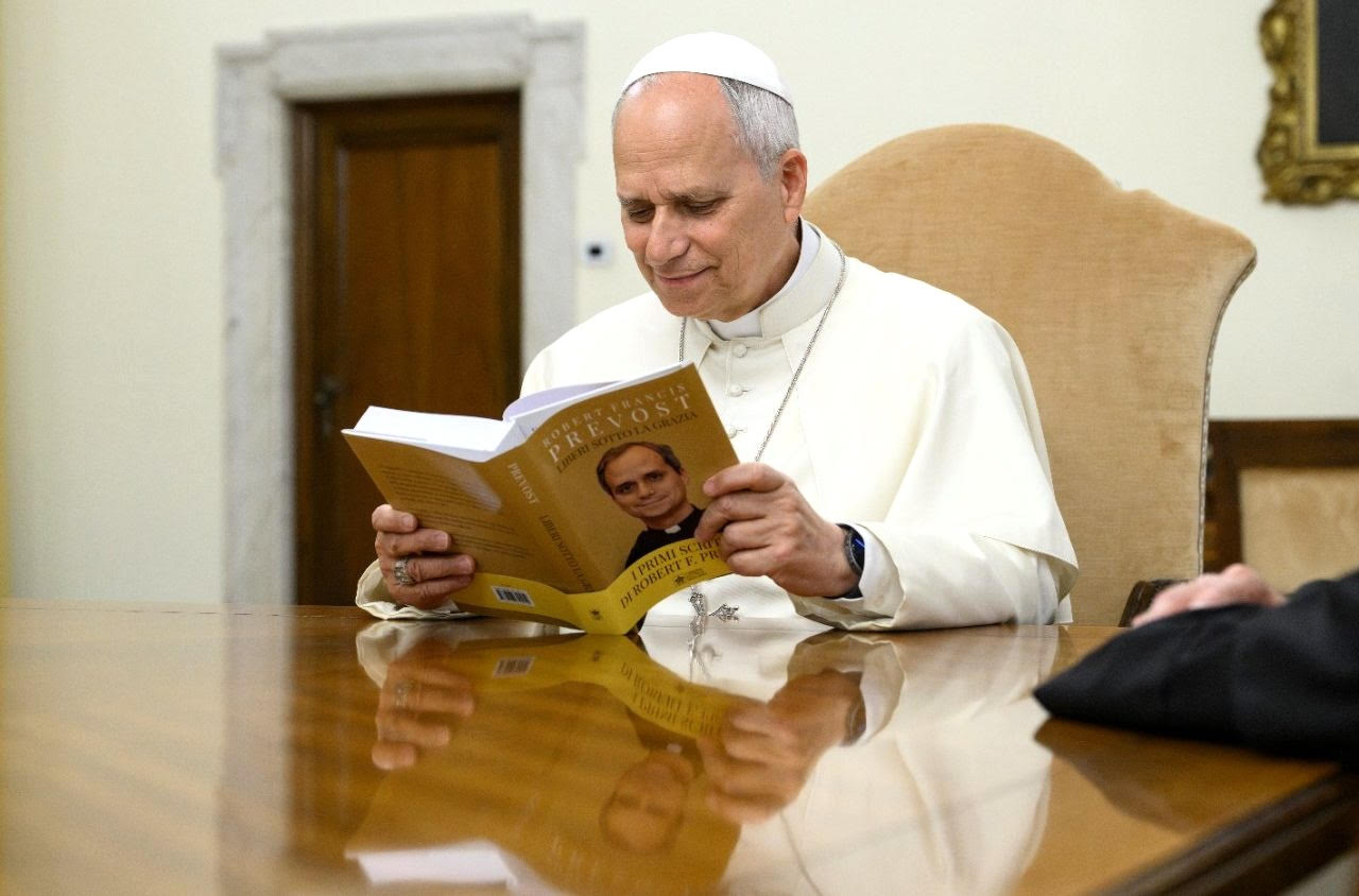 Le pape découvrant le livre regroupant ses écrits en tant que prieur général des Augustins © Vatican Media
