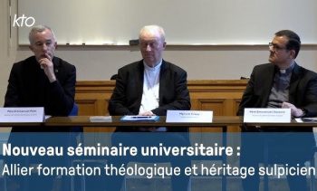 De gauche à droite : P. Emmanuel Petit (recteur de l'ICP), Mgr Luc Crépy et P. Emmanuel Goulard © youtube.com/ktotv.com