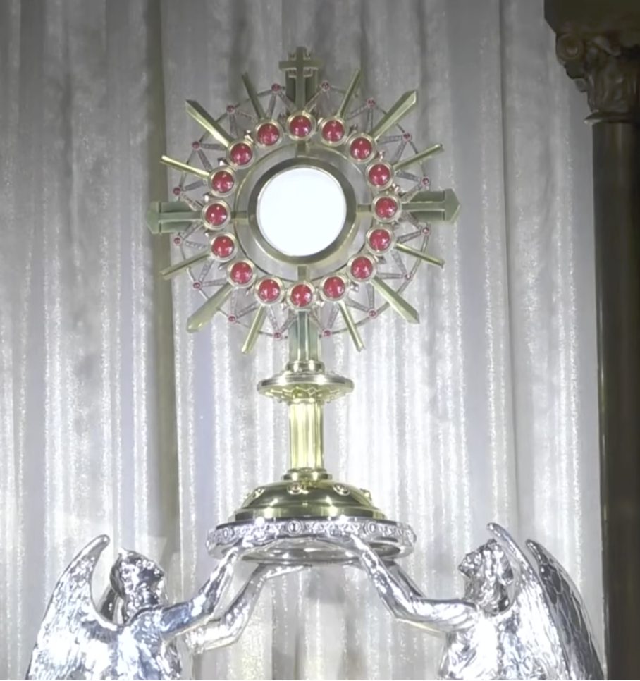Les deux pèlerinages seront simultanément devant le Saint-Sacrement et prieront les uns pour les autres © ktotv.com