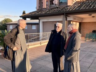  Avec des frères de la congrégation Saint-Jean, sur une terrasse du Vatican © Anne van Merris